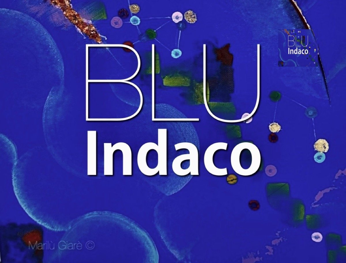 Il marchio BLU Indaco su un dipinto blu con cerchi chiari e costellazioni di punti colorati.